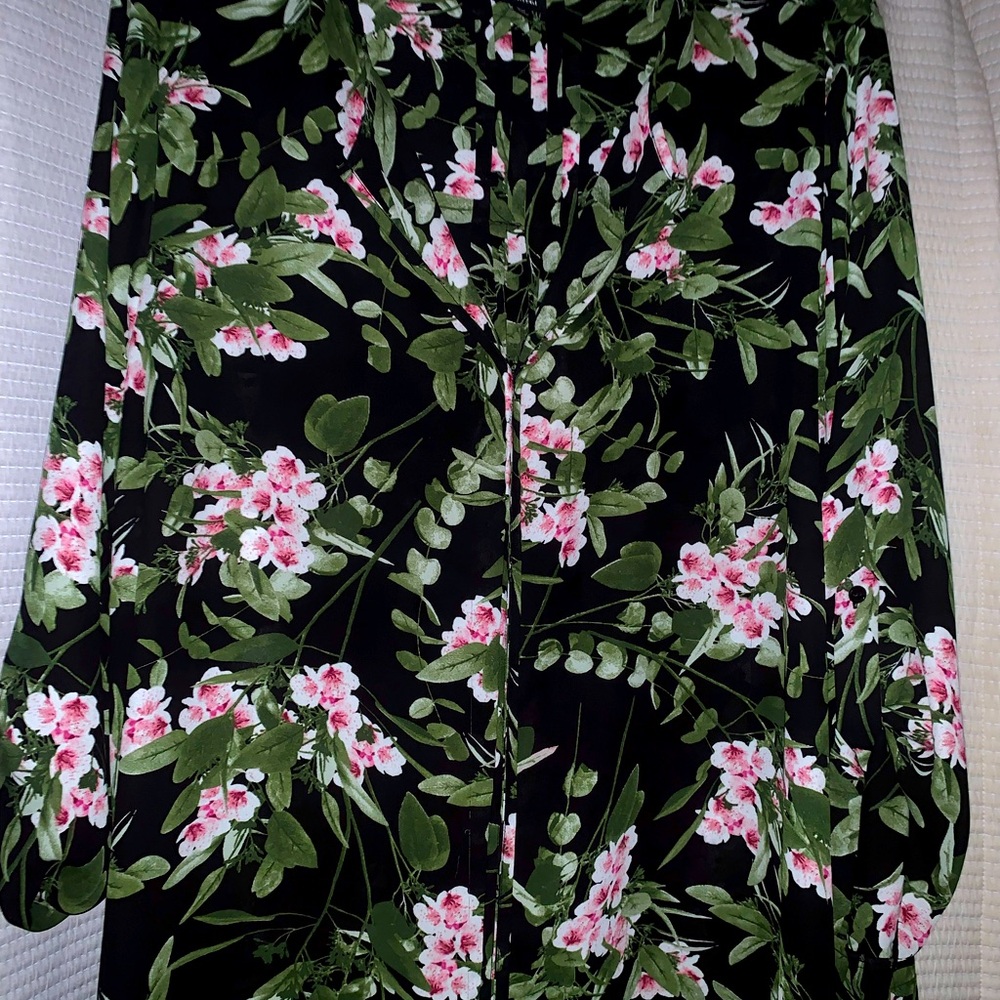 Saks spring shirttail top,great with leggings. Washable. V-neck,pleated back.